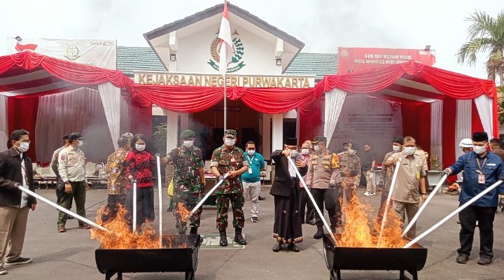 Pemusnahan Barang Bukti (BB) Di Halaman Kantor Kejari Purwakarta Tahun 2024