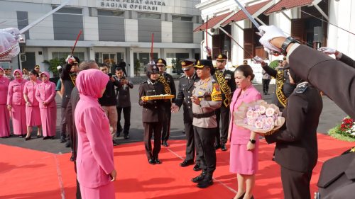 151 Personel Polrestabes Surabaya Naik Pangkat, 32 Purnawirawan Dilepas dengan Penuh Kebanggaan