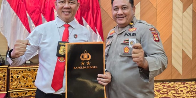 Kapolda SumSel Irjen Pol. Andi Rian R.Djajadi Berikan Penghargaan Kepada IPTU Nopera Enam Jaya Putra