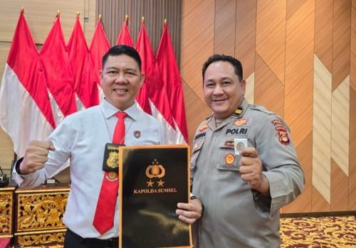 Kapolda SumSel Irjen Pol. Andi Rian R.Djajadi Berikan Penghargaan Kepada IPTU Nopera Enam Jaya Putra