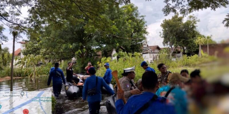Ditpolairud Polda Jatim Turunkan Personel Bantu Evakuasi Korban Banjir