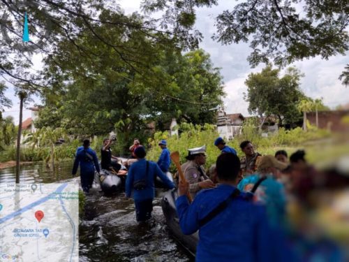 Ditpolairud Polda Jatim Turunkan Personel Bantu Evakuasi Korban Banjir