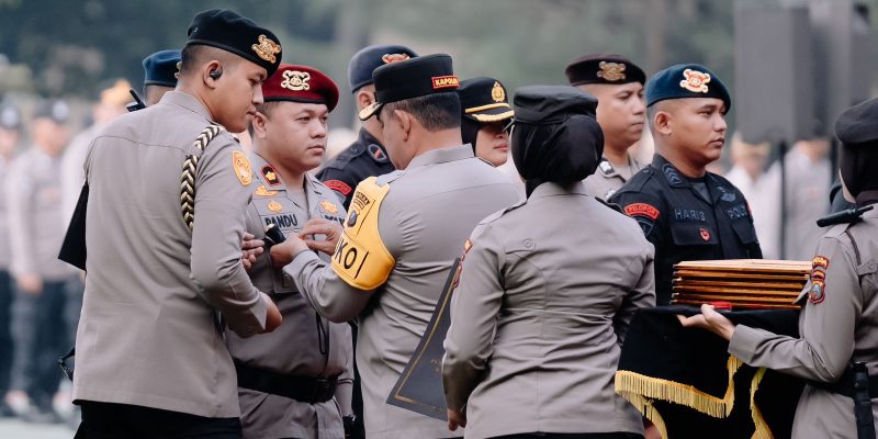 Kapolri Hadiahi Pin Emas kepada Kompol Pandu Winata