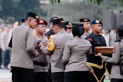 Kapolri Hadiahi Pin Emas kepada Kompol Pandu Winata