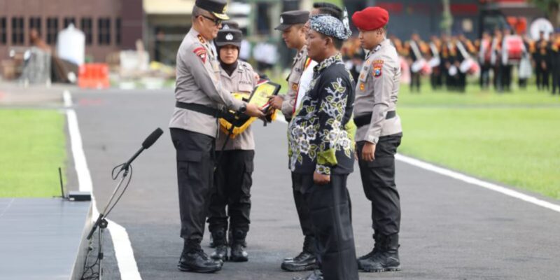 Asistensi Kampung Tangguh dan Polisi RW, Kapolda Jatim Pimpin Apel Besar Petugas Polmas dan Satkamling Pasca Pilkada