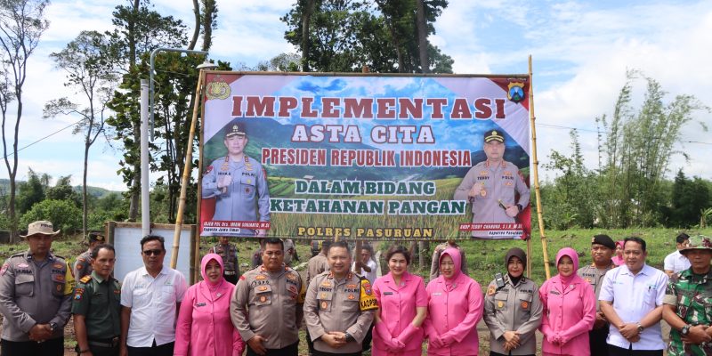 Kapolres Pasuruan Tanamkan Ketahanan Pangan, Pimpin Pemberian Pupuk di Desa Sentul