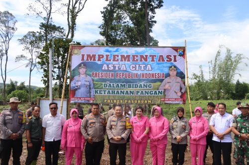 Kapolres Pasuruan Tanamkan Ketahanan Pangan, Pimpin Pemberian Pupuk di Desa Sentul