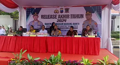 Polrestabes Surabaya Gelar Release Akhir Tahun 2024 dan Pemberian Penghargaan Anggota Polri Serta Warga Sipil yang Berprestasi