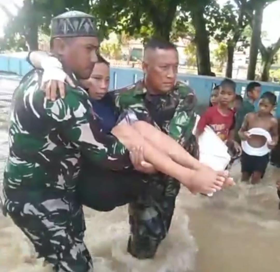 Koramil 1011/Pujon Evakuasi Warga Terdampak Banjir Akibat Luapan Sungai Kapuas