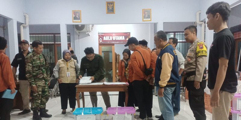 Pendistribusian Hasil Rekapitulasi Tingkat PPK Ke KPU Kabupaten Pekalongan Dapatkan Pengawalan Dari TNI-Polri