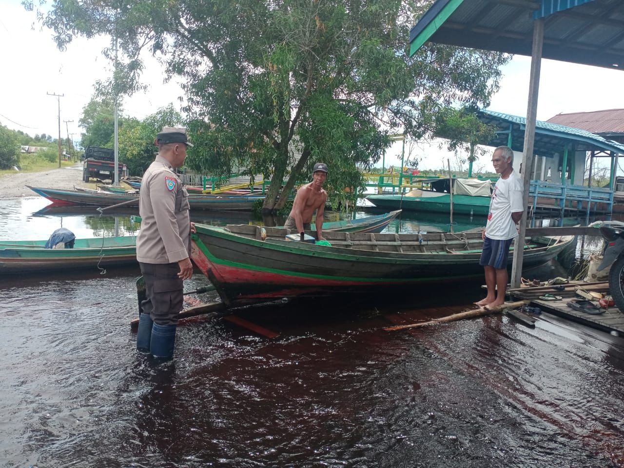 Polsek Sabangau Tinjau Langsung Banjir  Kameloh Baru 