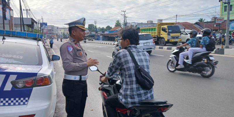 Ditlantas Polda Kalteng Tegur dan Edukasi Masyarakat Yang Melanggar Aturan Lalu Lintas