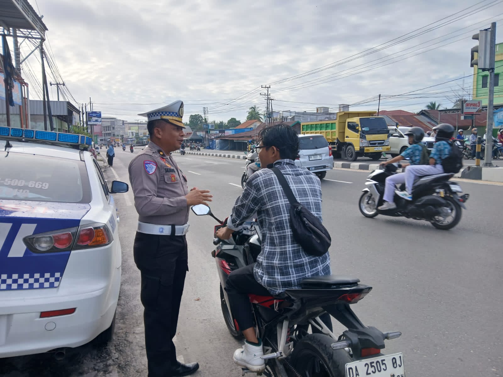 Ditlantas Polda Kalteng Tegur dan Edukasi Masyarakat Yang Melanggar Aturan Lalu Lintas