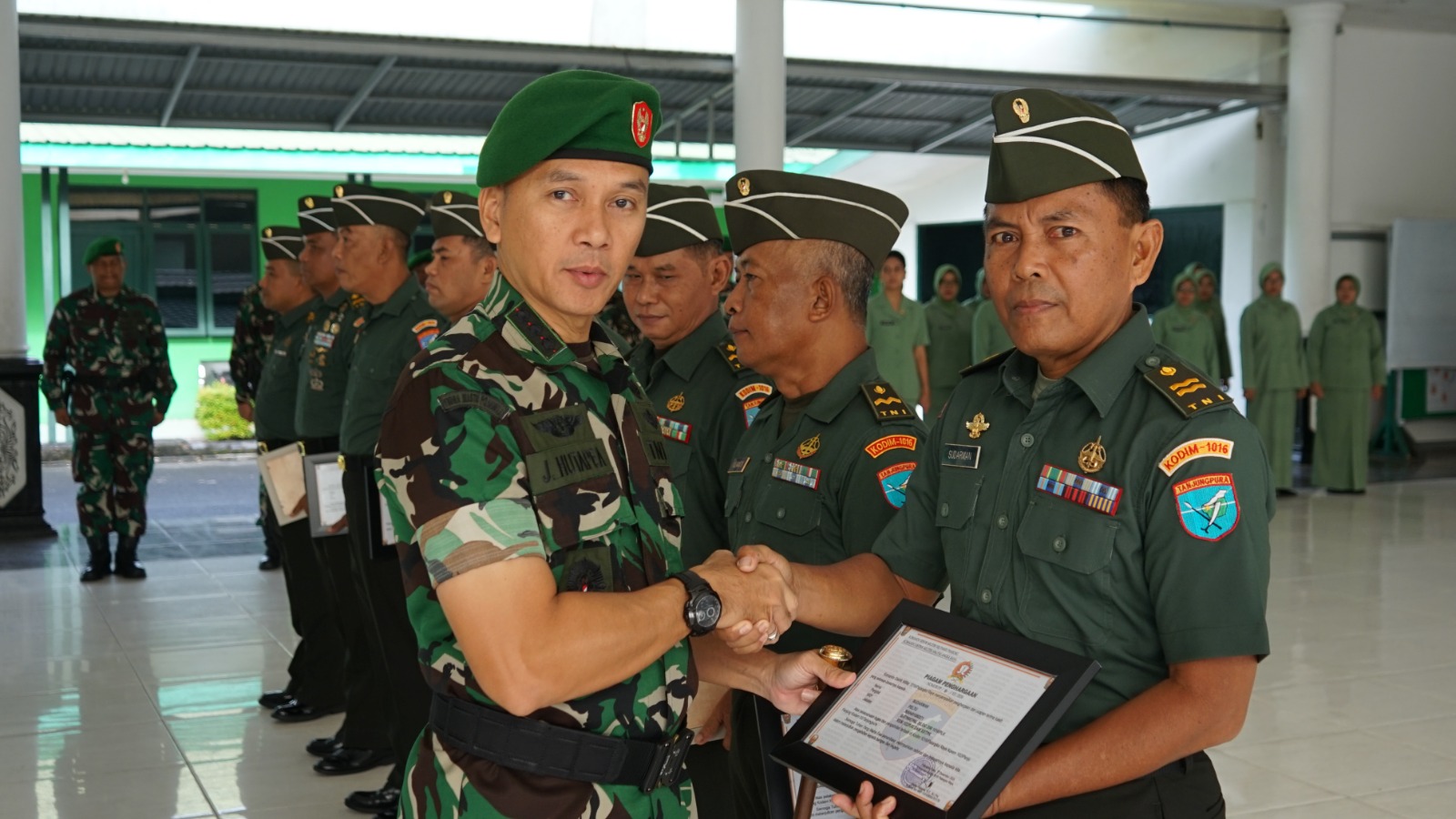 Dandim 1016/Plk Pimpin Upacara Wisuda Purna Tugas Bintara Kodim 1016/Plk Tahun 2024