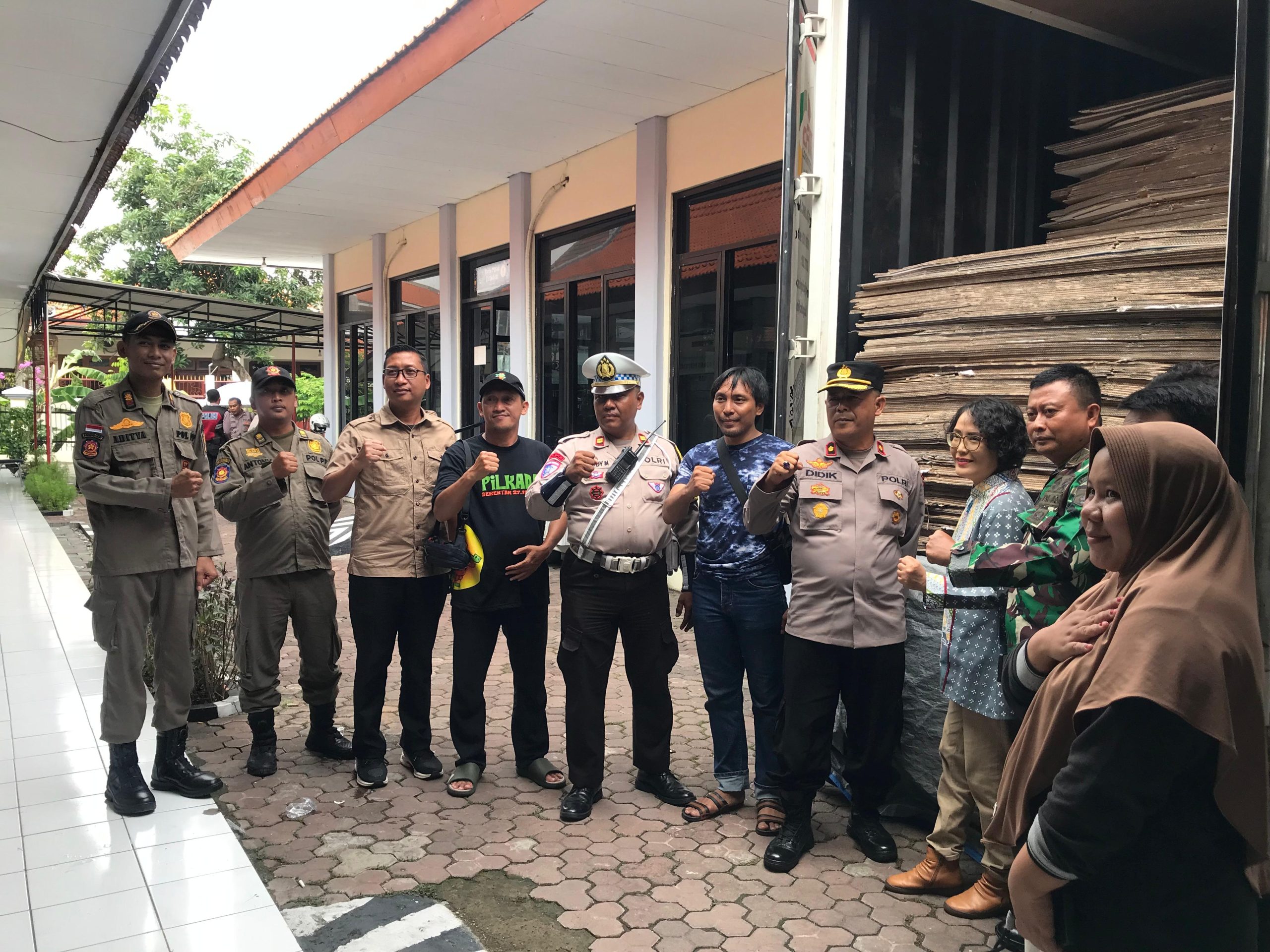 Kompak dan Solid, Tiga Pilar Simokerto Kawal Ketat Pengiriman Logistik Pilkada 2024