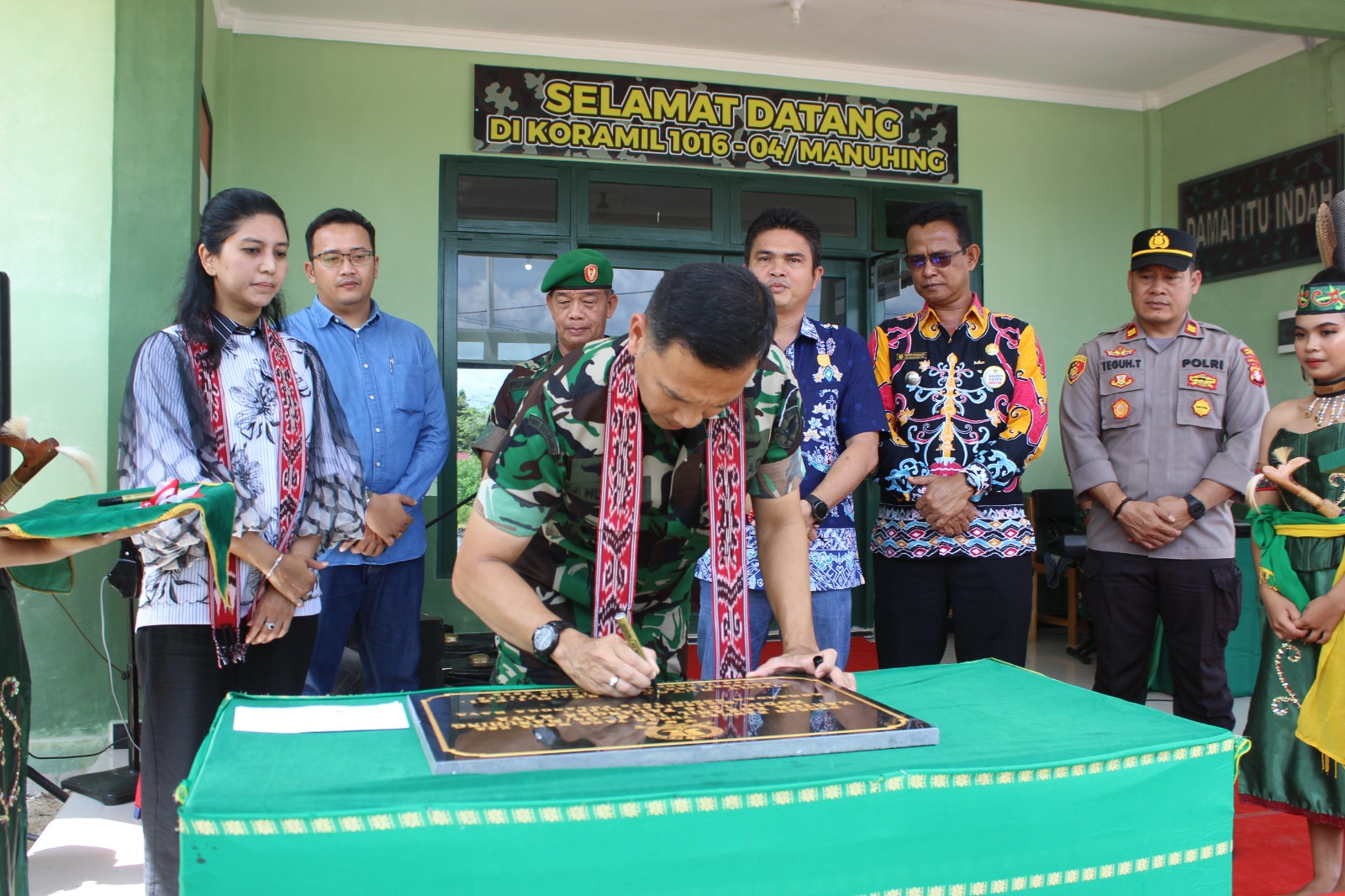 Dandim 1016/Plk Resmikan Kantor Koramil 1016-04/Manuhing Yang Baru