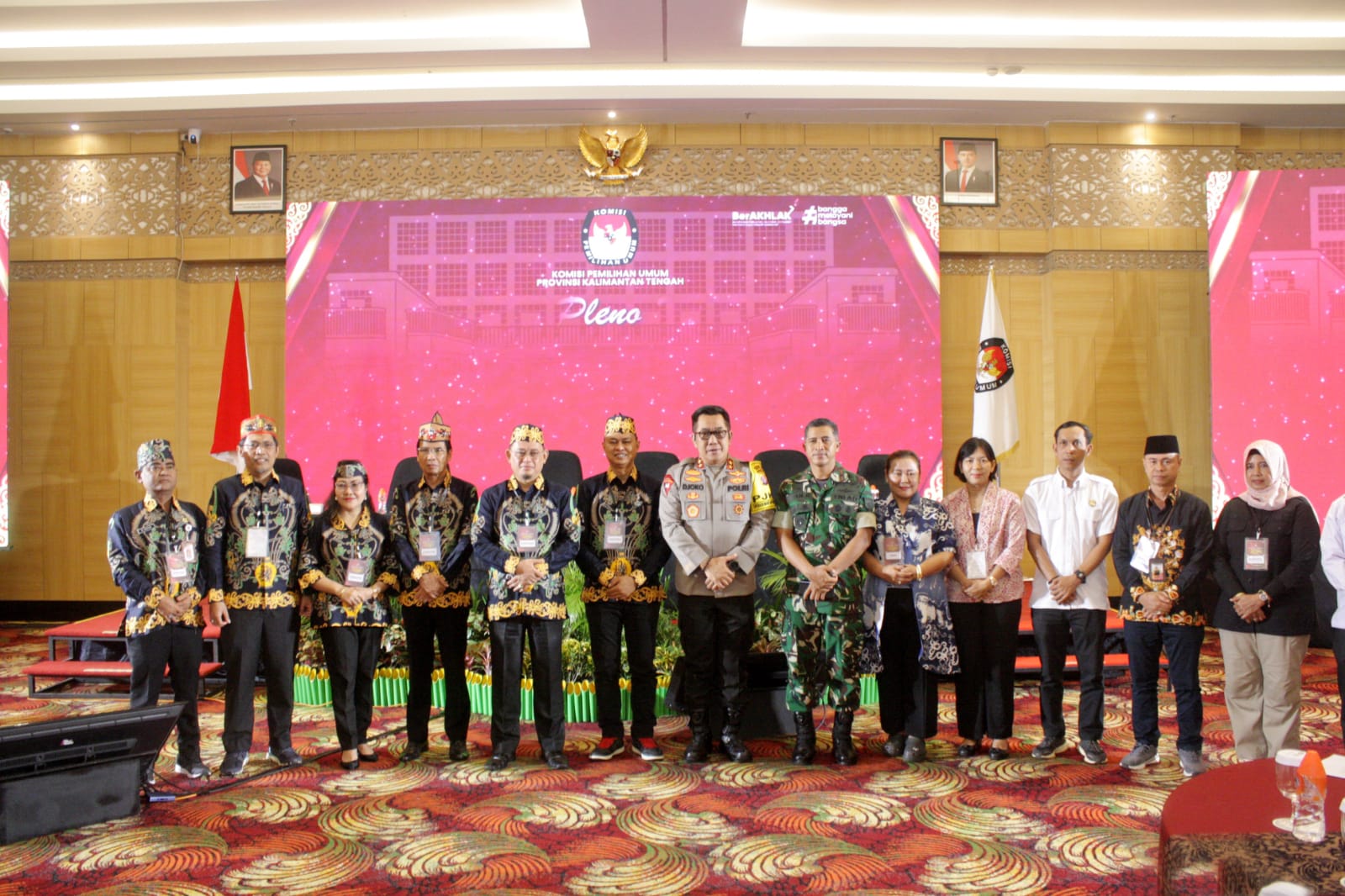 Kapolda Kalteng Bersama Danrem Kawal Rekapitulasi Hasil Penghitungan Suara Pilkada 2024 oleh KPU