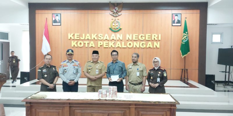 Kejari Serahkan Uang Kasus Tipikor Parkir Sebesar 500 Juta Rupiah Ke Pemkot Pekalongan