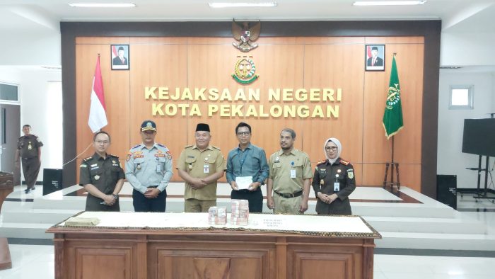 Kejari Serahkan Uang Kasus Tipikor Parkir Sebesar 500 Juta Rupiah Ke Pemkot Pekalongan