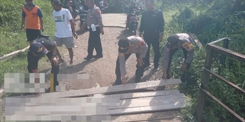 Kapolsek Sragi Bersama Pemdes Blimbingwuluh Cek Lokasi Jembatan yang Amblas