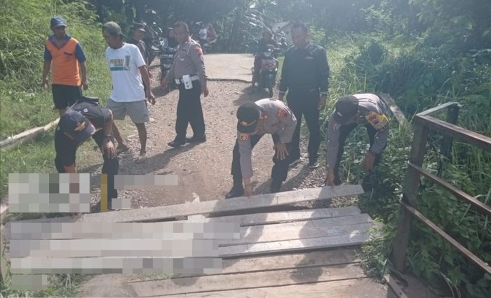 Kapolsek Sragi Bersama Pemdes Blimbingwuluh Cek Lokasi Jembatan yang Amblas