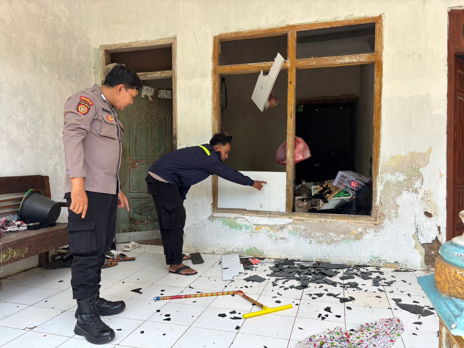 Polsek Burneh telah mengidentifikasi Pelaku Perusakan kaca jendela rumah
