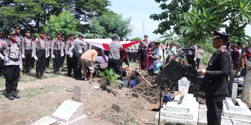 Kapolres Pekalongan Antarkan Langsung Pemakaman Kapolsek Kesesi AKP Felix Prasetyawan