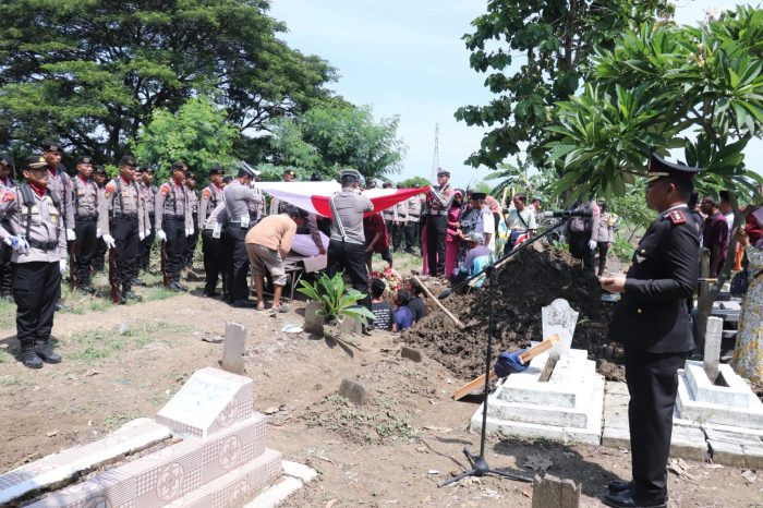 Kapolres Pekalongan Antarkan Langsung Pemakaman Kapolsek Kesesi AKP Felix Prasetyawan