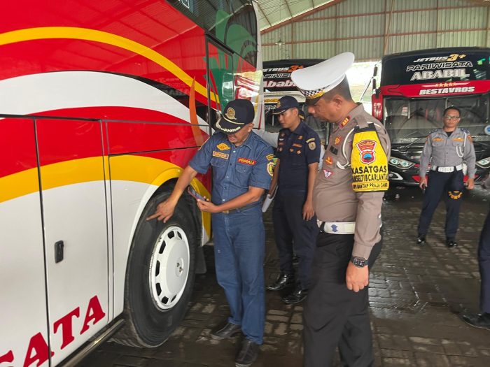 Jelang Nataru, Satlantas Polres Pekalongan Gelar Ramp Check Pada Kendaraan Bus Pariwisata