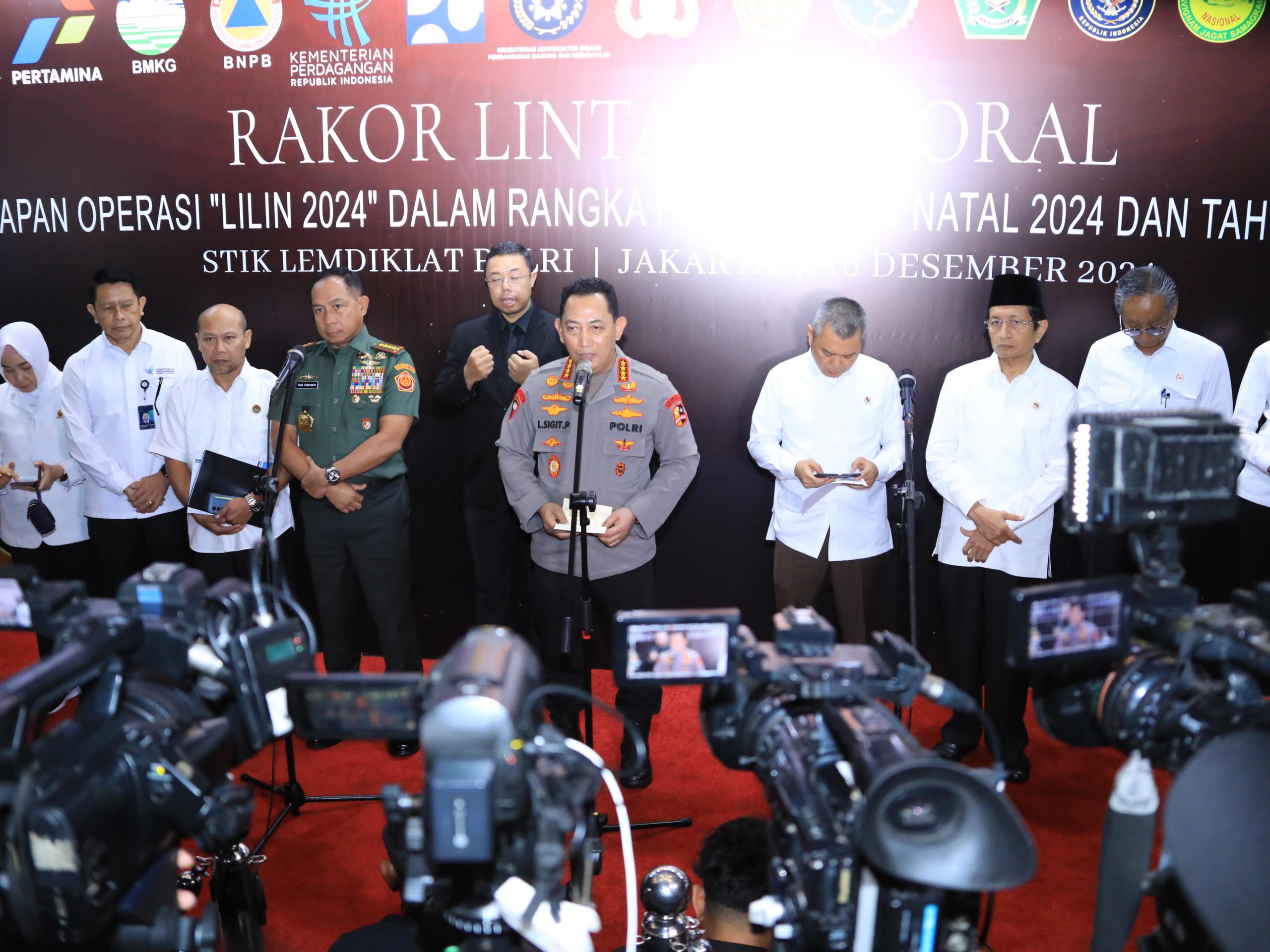 Personel Gabungan Polri-TNI Amankan 61 Ribu Lokasi Ibadah dan Rekreasi Saat Natal-Tahun Baru