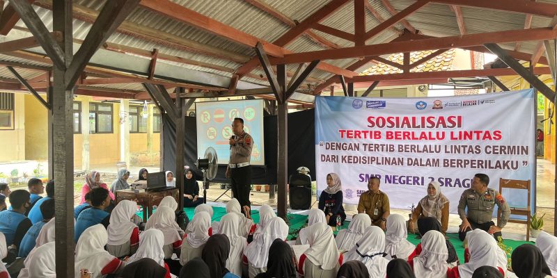 Ajak Disiplin dan Tertib Berlalu Lintas, Police Goes to School Kunjungi SMPN 2 Sragi
