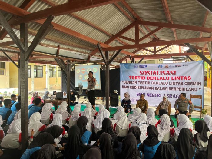 Ajak Disiplin dan Tertib Berlalu Lintas, Police Goes to School Kunjungi SMPN 2 Sragi
