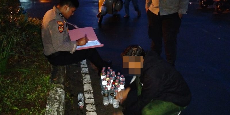 Puluhan Botol Ciu dan Arak Diamankan Polisi di Komplek Alun-Alun Kajen