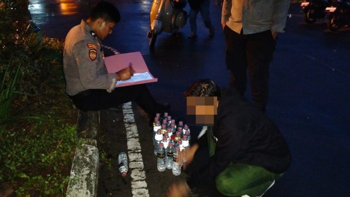 Puluhan Botol Ciu dan Arak Diamankan Polisi di Komplek Alun-Alun Kajen