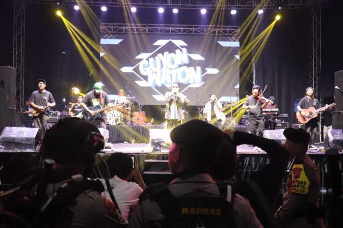 Konser Bertajuk Gempur Rokok Ilegal Dengan Bintang Tamu Guyon Waton Berjalan Aman