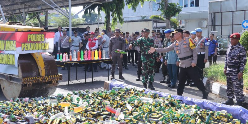 Jelang Natal dan Tahun Baru 2025, Polres Pekalongan Musnahkan Ribuan Botol Miras