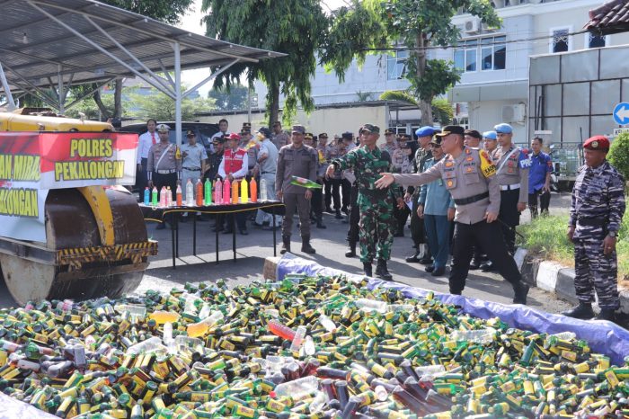 Jelang Natal dan Tahun Baru 2025, Polres Pekalongan Musnahkan Ribuan Botol Miras