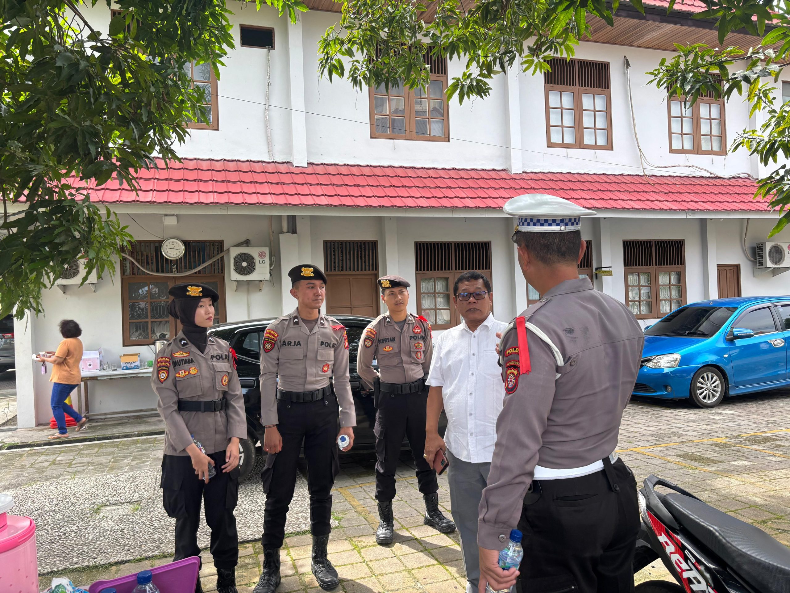 Personel Ops Lilin Telabang Polda Kalteng Sambangi Tempat Ibadah di Palangka Raya