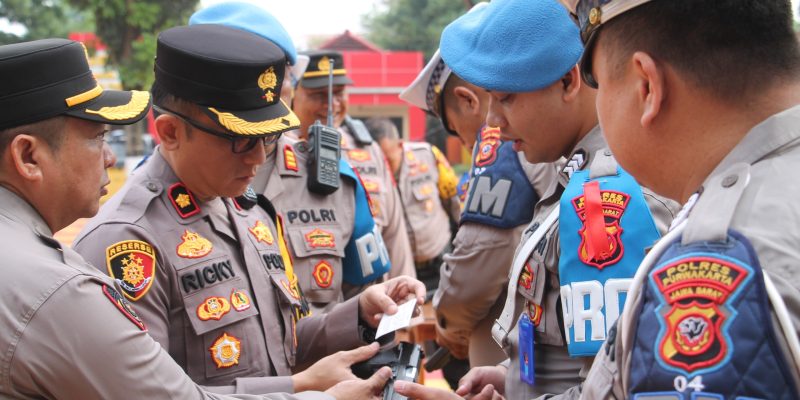 Wakapolres Kompol.Ricky Adipratama Lakukan Pemeriksaan Senjata Api Anggota Polres Purwakata