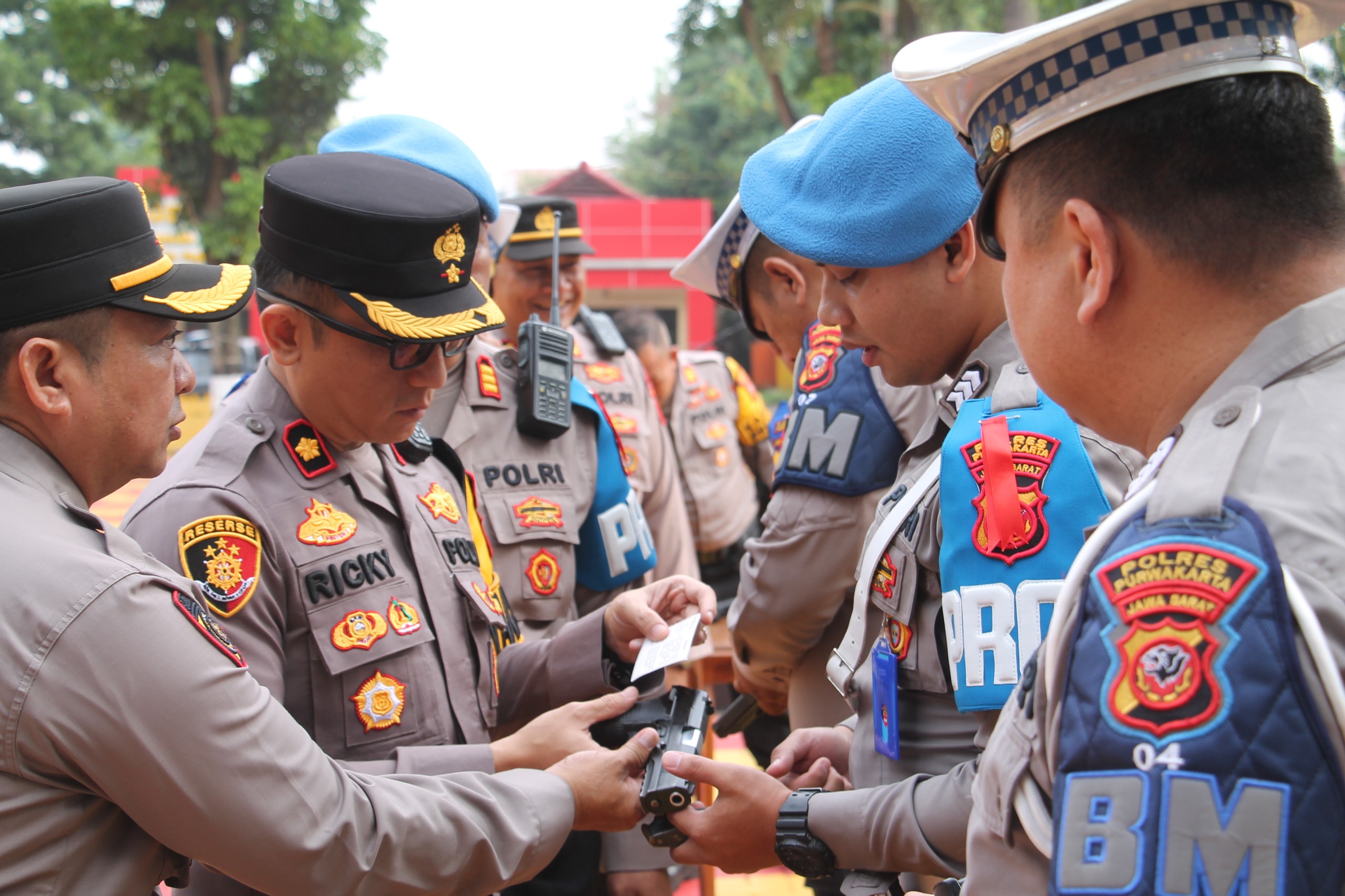 Wakapolres Kompol.Ricky Adipratama Lakukan Pemeriksaan Senjata Api Anggota Polres Purwakata