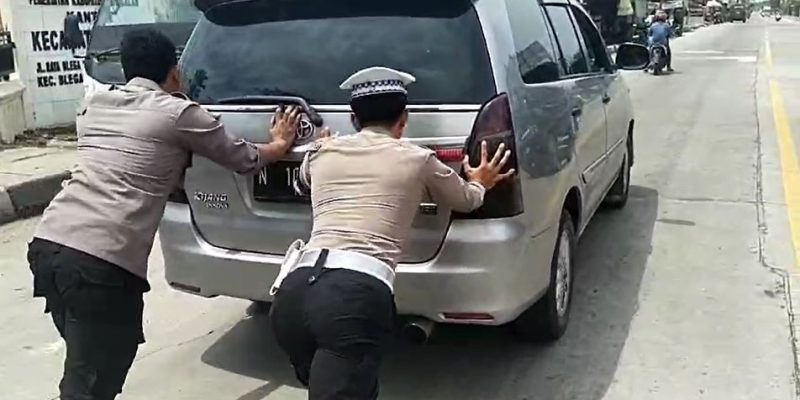 Ops Lilin Semeru 2024, Polisi Bantu Kendaraan R4 Mogok di Kecamatan Blega