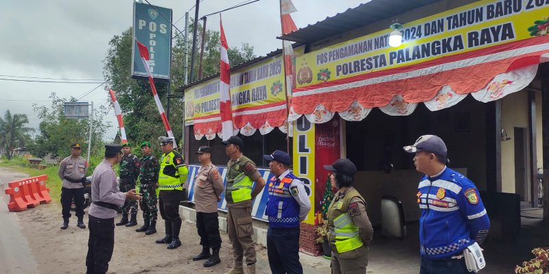 Anggota Kodim 1016/Palangka Raya Bersama Petugas Gabungan Siaga Di Pos Pengamanan Nataru