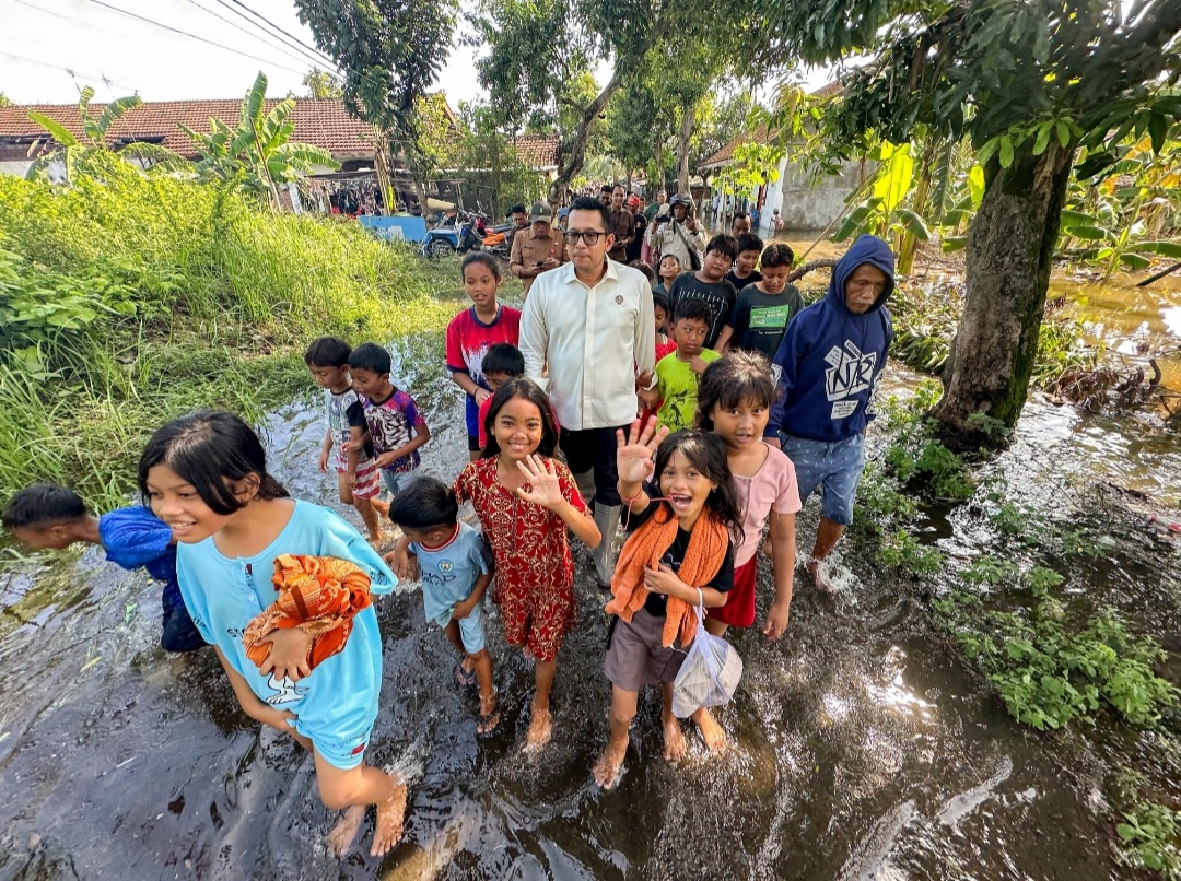 Pj Wali Kota Mojokerto Kembali Tinjau Lokasi Banjir, Dengarkan Keluhan dan Beri Bantuan Warga