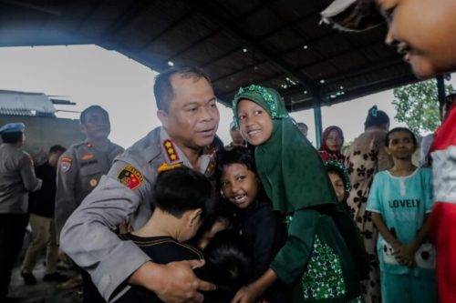 Kapolrestabes Surabaya Makan Bergizi Bersama Anak Jalanan dan Pemulung di Dukuh Kupang Barat