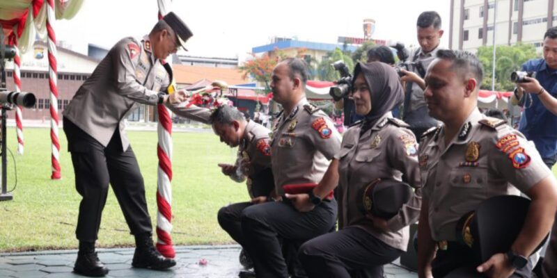 Kapolda Jatim Pimpin Upacara Kenaikan Pangkat 3.057 Personel