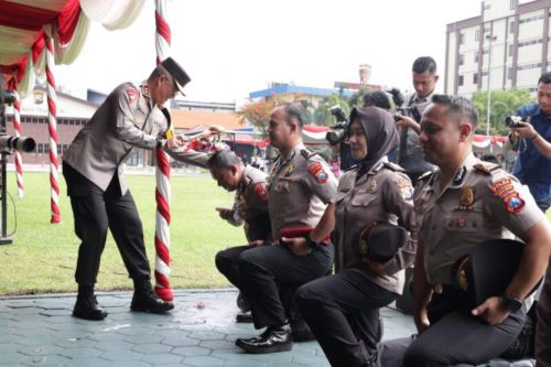 Kapolda Jatim Pimpin Upacara Kenaikan Pangkat 3.057 Personel