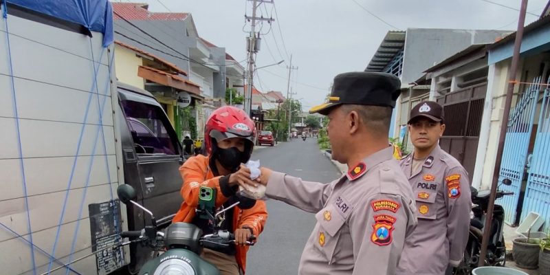 Aksi Unik Polsek Simokerto Borong Es Teh dan Bagikan Nasi Bungkus ke Pengendara di Surabaya