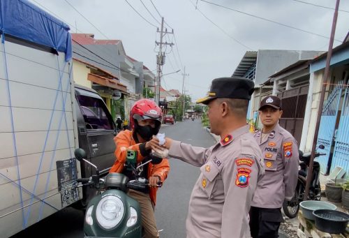 Aksi Unik Polsek Simokerto Borong Es Teh dan Bagikan Nasi Bungkus ke Pengendara di Surabaya