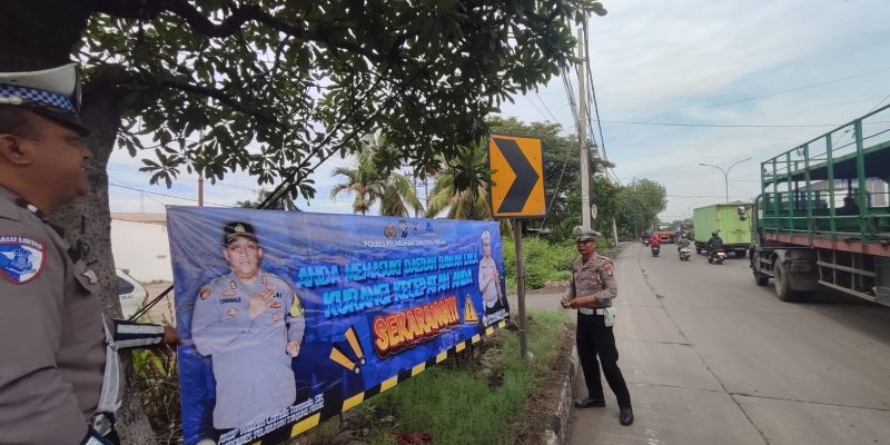Jelang Nataru, Polres Pelabuhan Tanjungperak Pasang Rambu di Jalur Black Spot