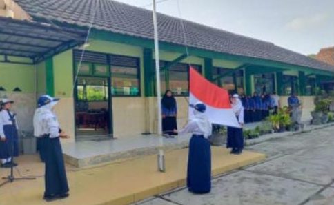 SMP Negeri 1 Ngadiluwih Kabupaten Kediri Bersinergi Laksanakan Upacara Bendera